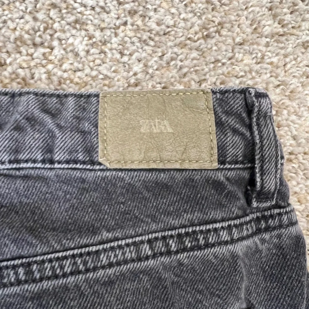 Zara Women Black High Waisted Wide Leg Raw Hem Denim Jeans Size 4 26